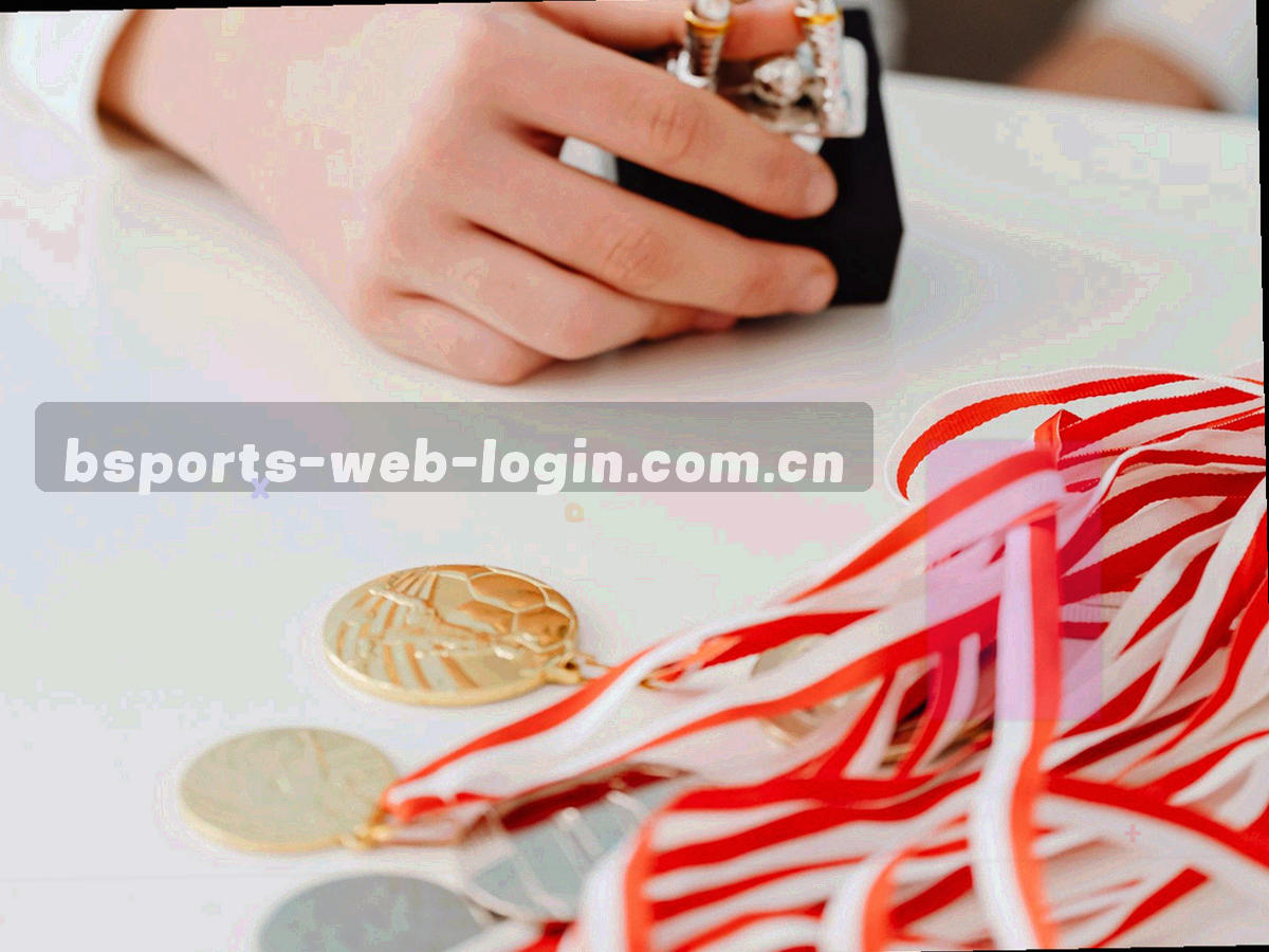 球员动态模糊的球场画面，对角线构图，深蓝与橙色高光